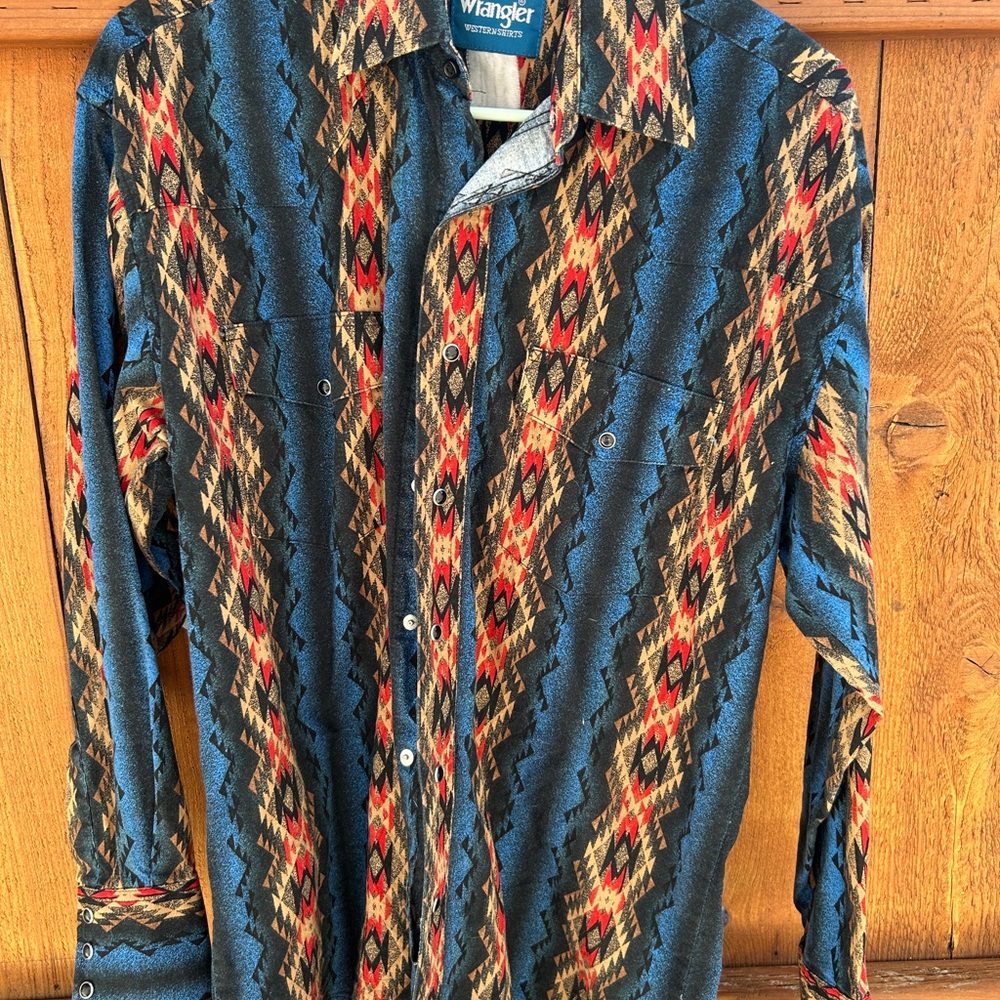 Wrangler Blue and Red Casual Button Down Shirt with Geometric Pattern